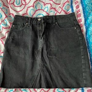 Women’s black mini/midi skirt